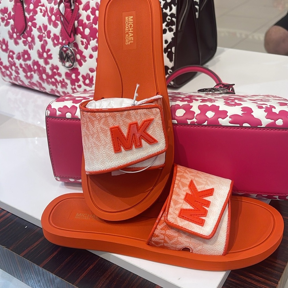 Michael Kors Slide Logo Sandals Palmer Ombré Signature
Red Clay 
NWT - Picture 2 of 16